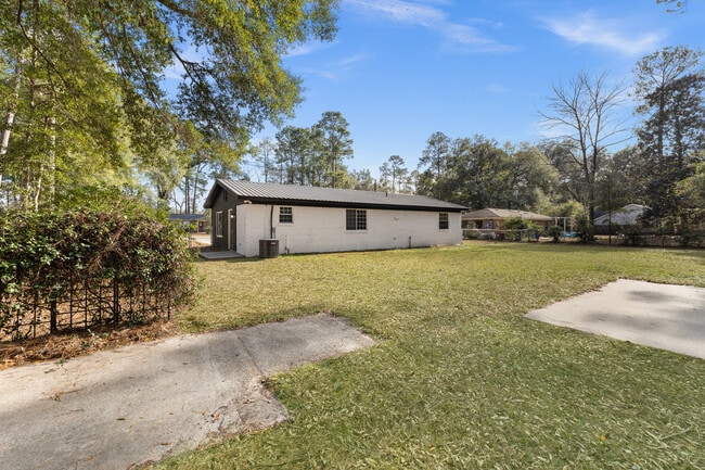 Photo - 351 Queens Way