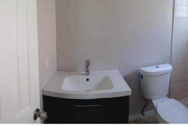 Photo - 320 NE 166th St