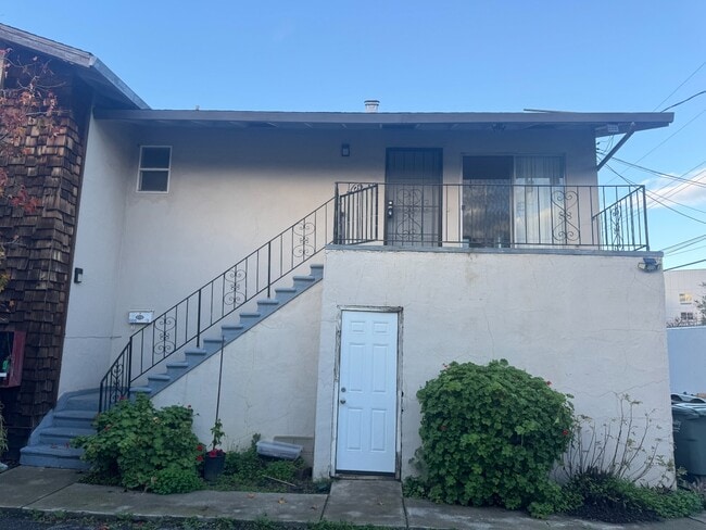 Building Photo - Sunnyvale 1BR with In-Unit Laundry, Attached Garage & Utilities Included – Prime Location Unit 3