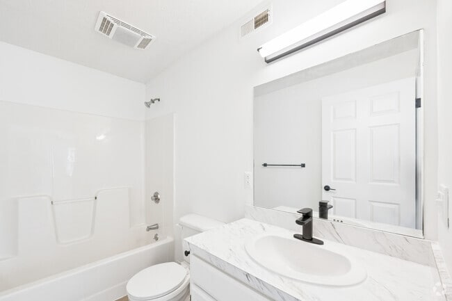 2BR, 2BA - 980SF - Primary Bathroom
