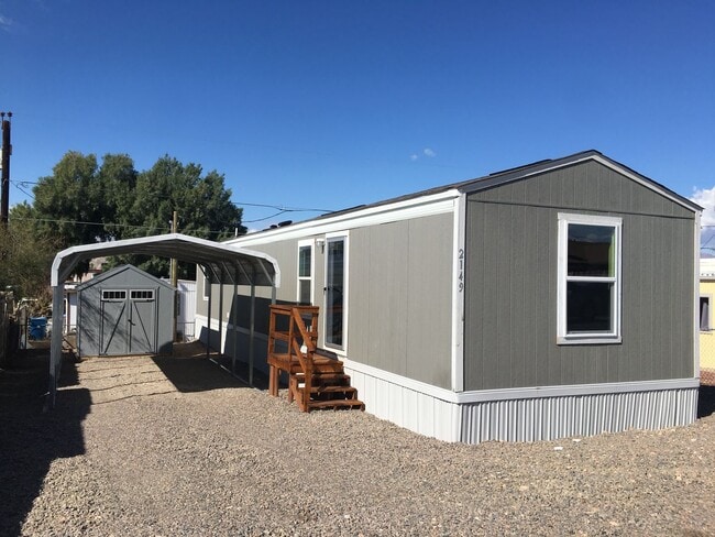 2-Bedroom Home, minutes Away from the Colo... - 2-Bedroom Home, minutes Away from the Colo...