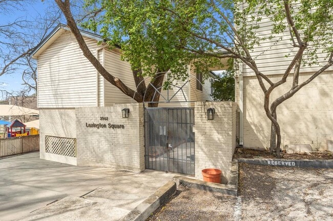 Building Photo - 3902 Peterson Ave Unit 205