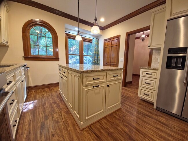 Photo - 6844 Gloucester Rd