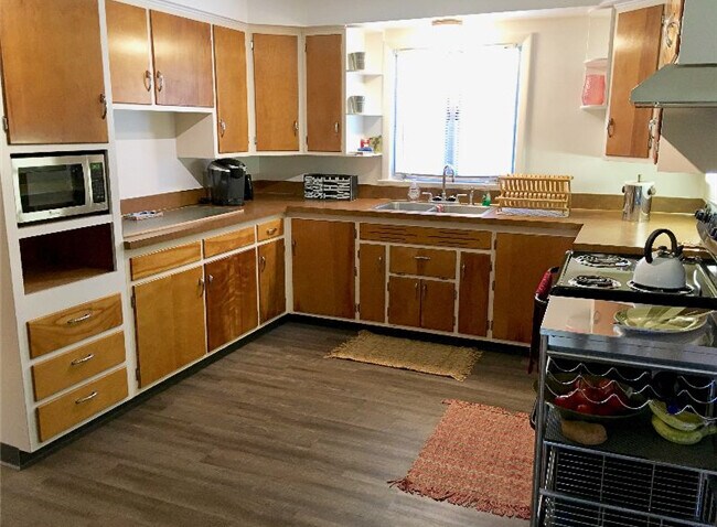 Fully equipped kitchen with dishwasher