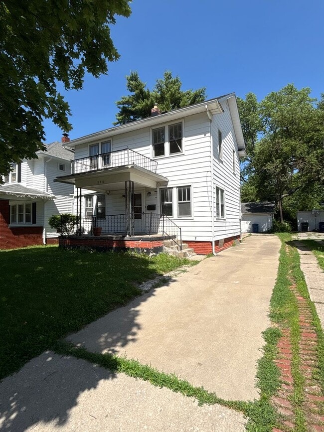 Spacious 3 Bedroom with Detached Garage Lo... - Spacious 3 Bedroom with Detached Garage Lo... House