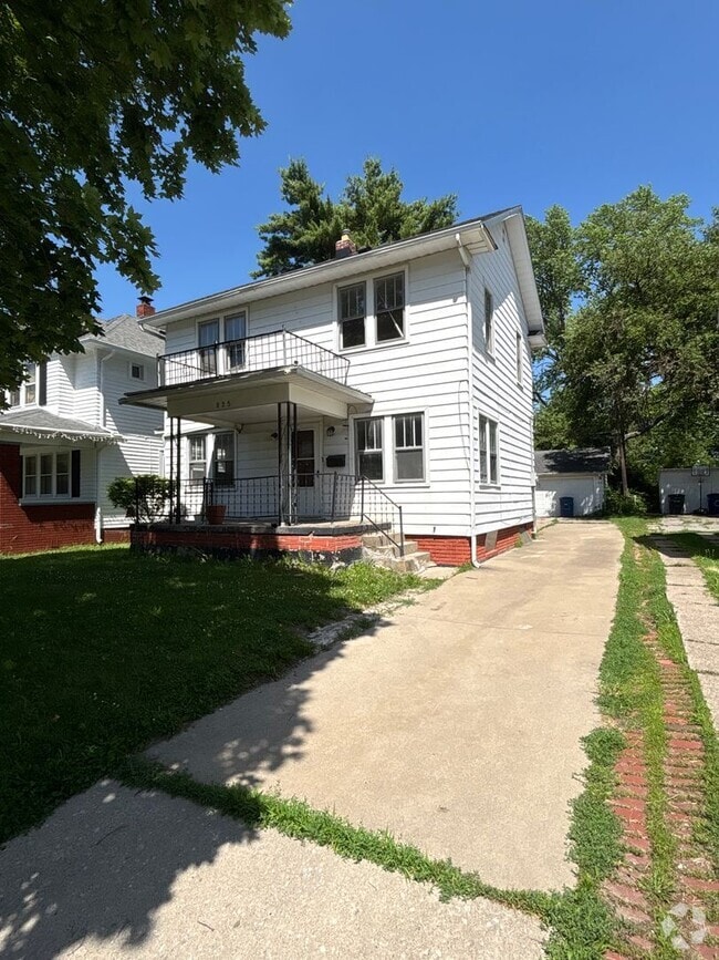 Building Photo - Spacious 3 Bedroom with Detached Garage Lo... Rental