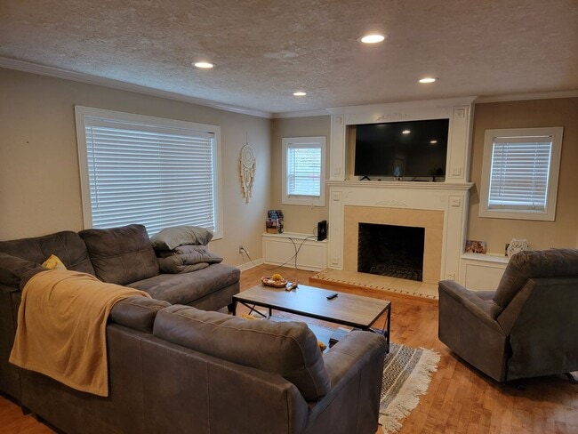 Photo - Beautiful 5 Bed, 2 Bath Single-Family House with Large Fenced Backyard Close to OSU!