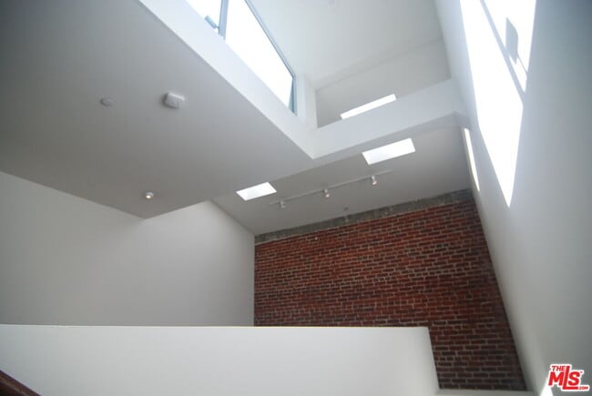 Photo - 940 E 2nd St Unit 20