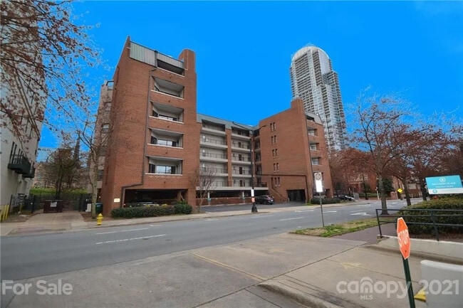 Photo - Room in Apartment on N Poplar St
