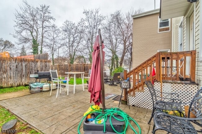 Photo - 860 Lyons Ave