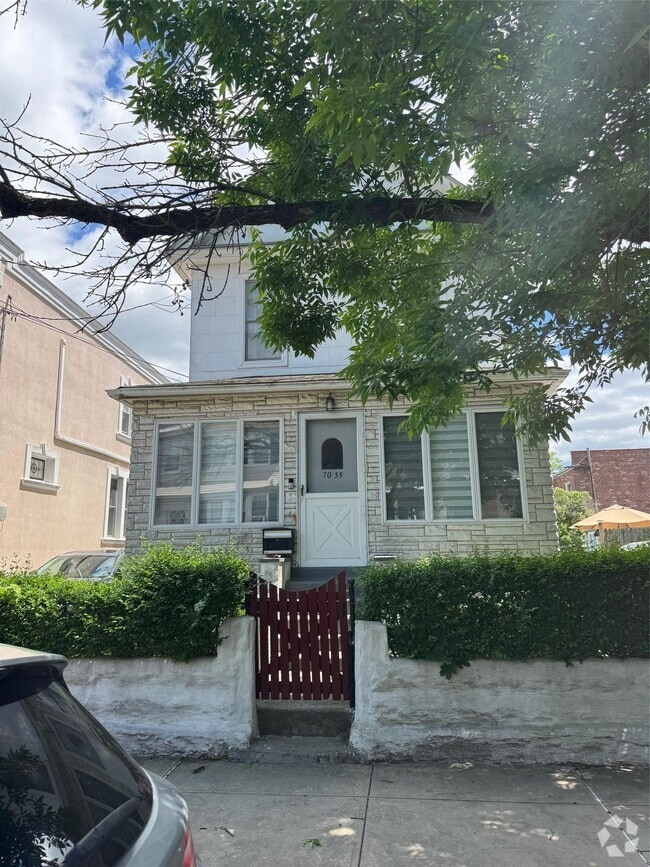 Building Photo - 70-33 72nd Pl Rental
