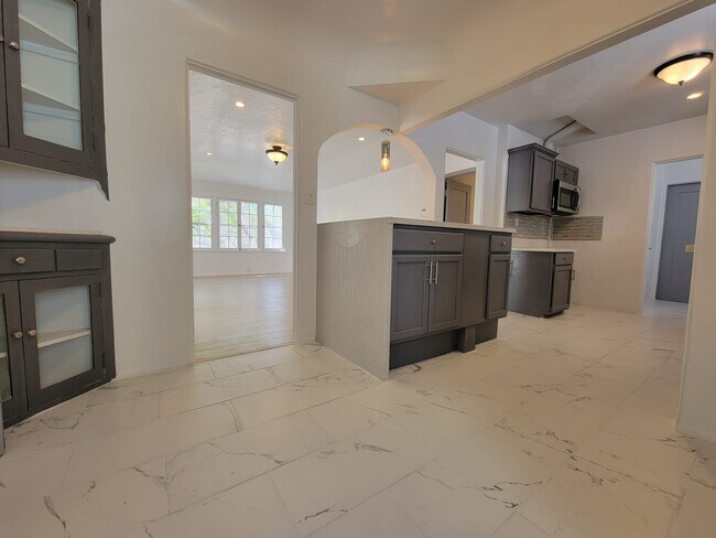 Photo - 6241 W 6th St