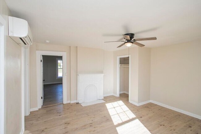 LOCATION! 1/1 Bed Bath Downtown!