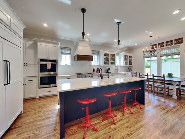 Photo - IMMACULATE HOME IN UNIVERSITY HEIGHTS! UPD...