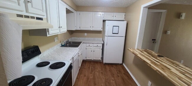 Photo - 2 Bed / 1.5 Bath Townhome with Garage, Located near Downtown Elizabeth!
