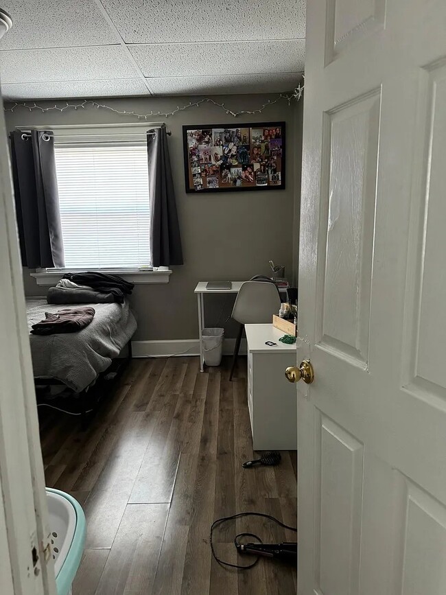 Photo - 221 E 5th St