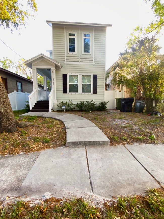 Building Photo - 1736 W Walnut St Rental