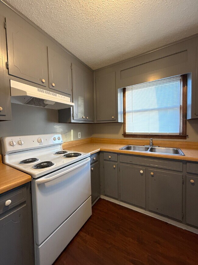 Photo - "Spacious 2-Bed, 2-Bath Haven on Bonnell Drive – Comfort and Convenience in Huntsville!" Unit A