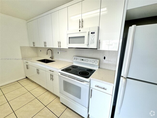 Building Photo - 4620 NW 79th Ave Unit 2B Rental