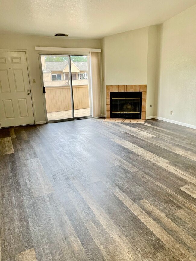 Photo - Charming Carmichael complex Unit 203