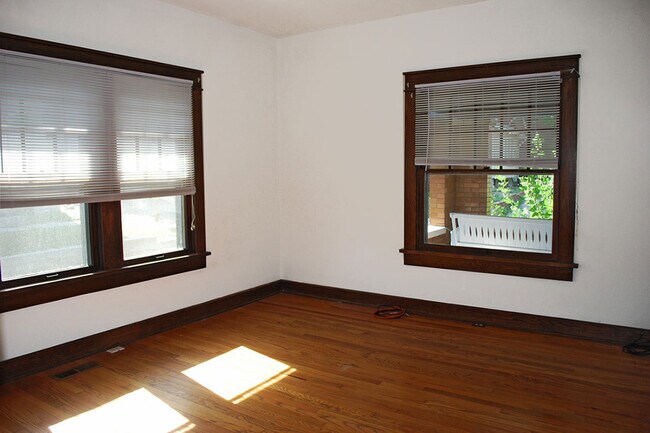 Photo - 3 Bed, 1 Bath House - "Stone's Throw"