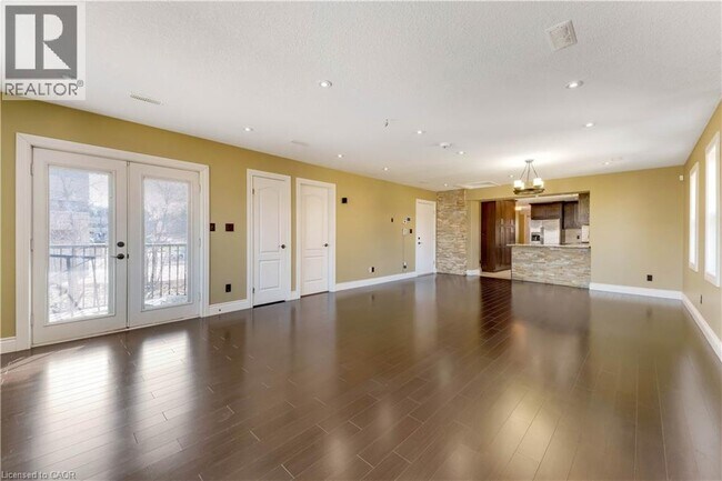 Photo - 561 Queen St S