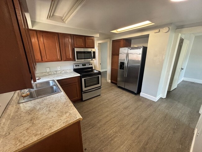 Building Photo - Upper 2 Bedroom Unit of Duplex Rental