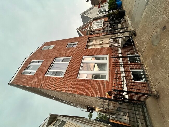 Building Photo - 2129 W 18th Pl