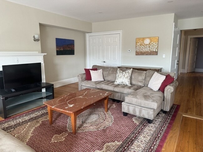 318 Tappan St Unidad 3Furni