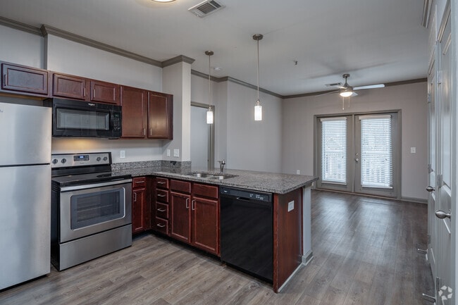2BR, 2BA - Champaign - 967SF - Kitchen