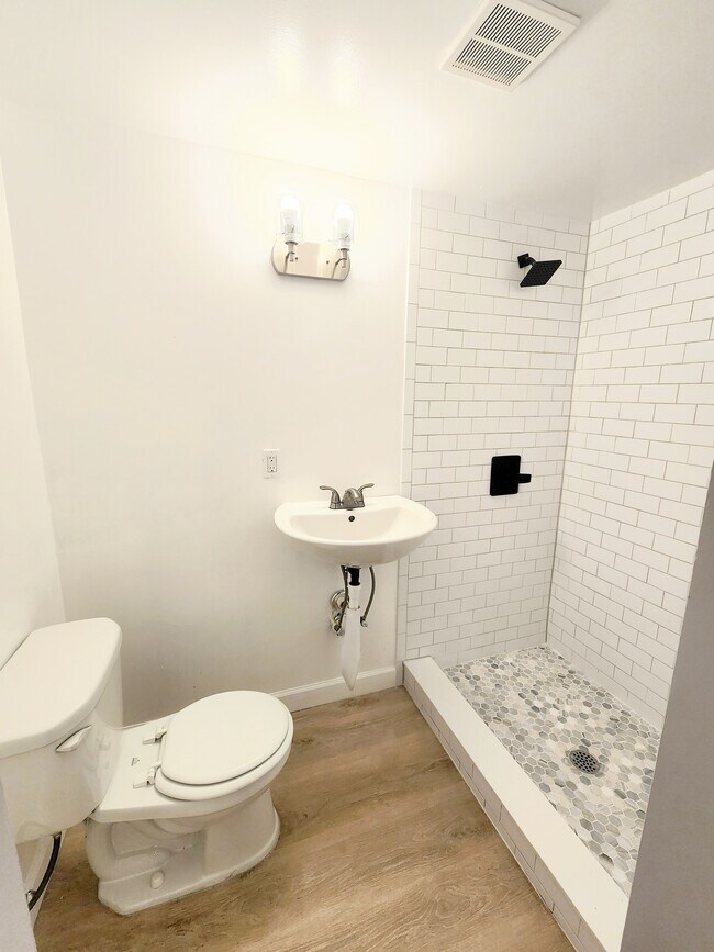 Photo - 135 E 17th St Unit #6