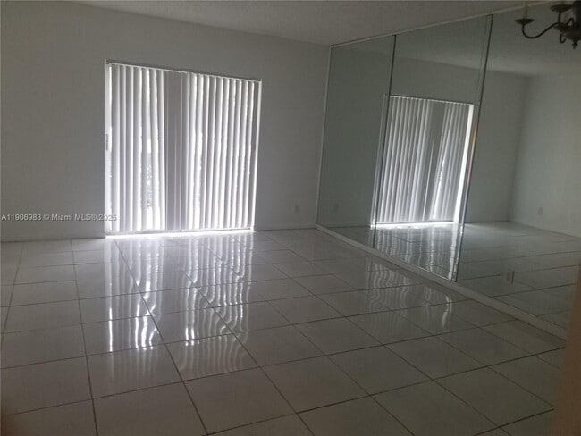 Building Photo - 4384 NW 9th Ave Unit 20-1F