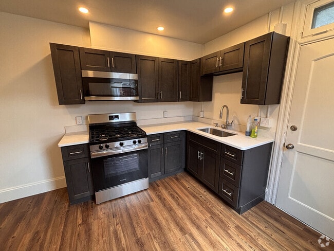Building Photo - 1028 W King St Unit 2 Rental