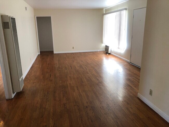 Photo - 6135-6145 Woodman Ave Unit H