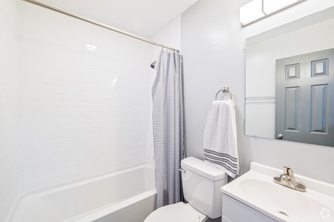 2BR, 1.5BA - 750SF - Bathroom - LIV Lakeview