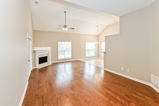 Photo - 910 Clubhouse Dr