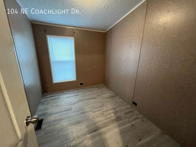 Building Photo - 104 Coachlight Dr