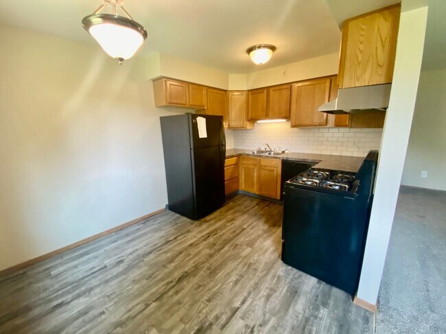 Building Photo - Upgraded 2 Bedroom/1.5 Bathroom Apartment! Unit IVA25