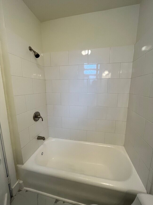 Renovated 2Bed - Rosebury Apartments