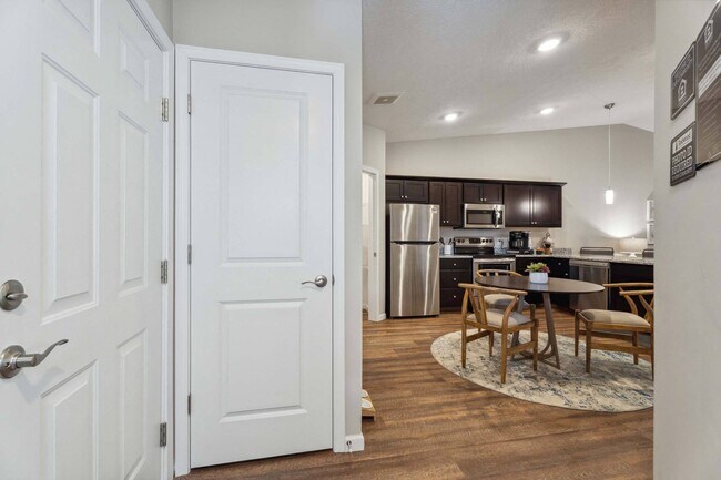 Enjoy Having a Private Entrance - Redwood Galloway