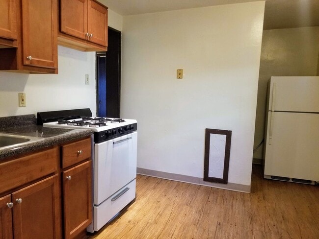 Photo - Cozy One Bedroom Apartment! Great Oakland ... Unit L1