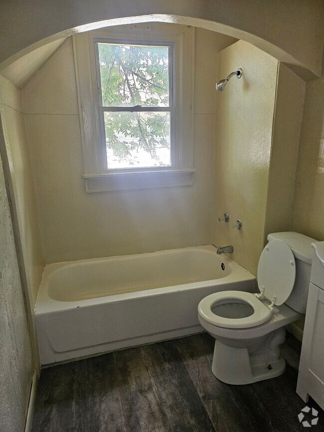 Building Photo - Remolded 2 Bed/1 Bath Rental