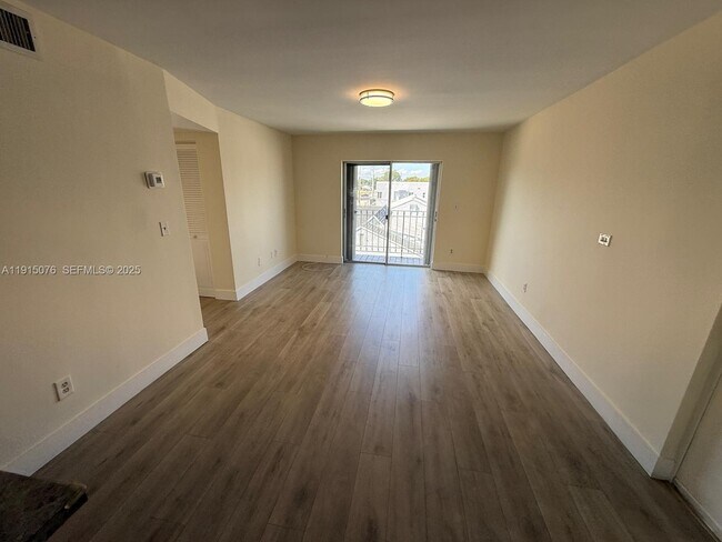 Building Photo - 1933 SW 7th St Unit 302