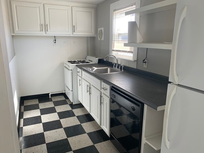 Building Photo - 30 French St Unit 2