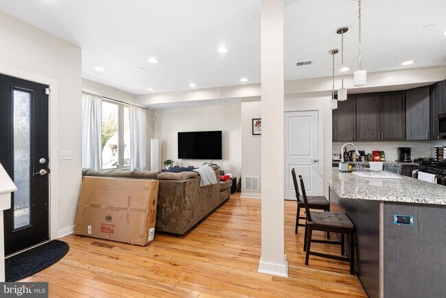 Photo - 2663 Amber St