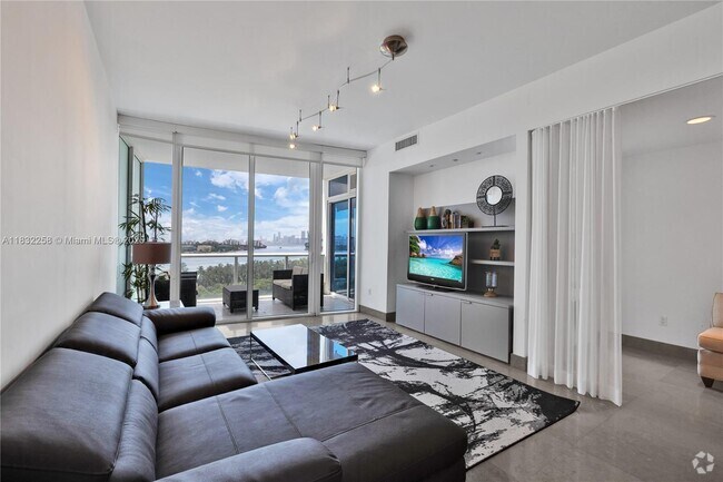 Building Photo - 100 South Pointe Dr Unit 902 Rental