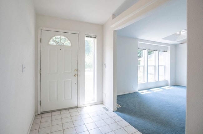 Photo - 3-Bedroom Gig Harbor Retreat with Private Setting and Modern Comforts