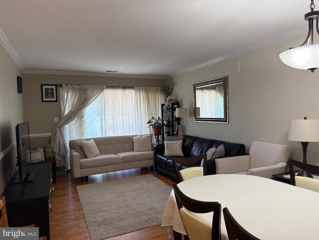 Building Photo - 5806 Royal Ridge Dr Unit B Rental