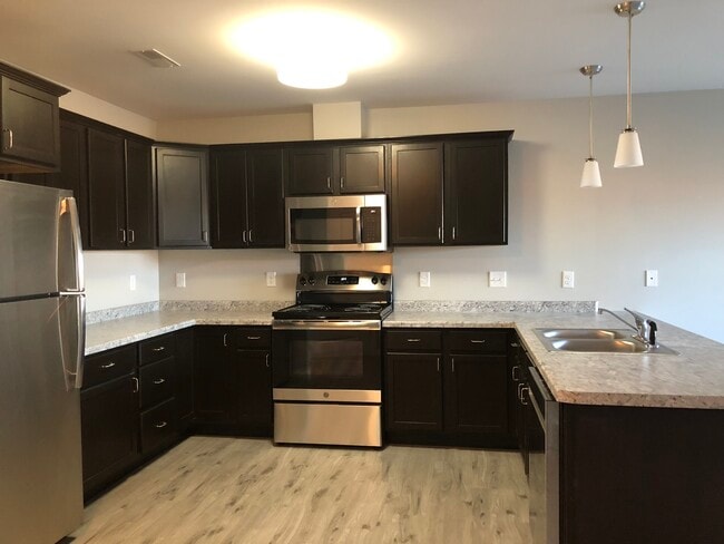 Fully Equipped Kitchens with Dishwasher, Refrigerator, Microwave and Range - Alice Place Boone