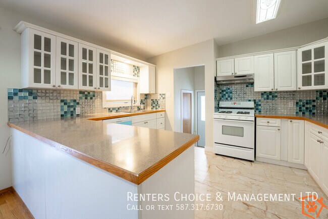 Photo - 2 Bedroom Pet Friendly House With Yard, AC and Assigned Parking